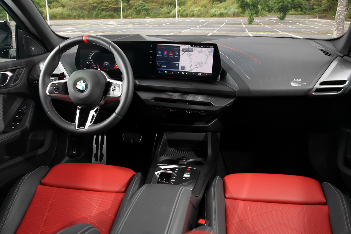 M235 xDrive Gran Coupe座艙格局和220 Gran Coupé差異不大。