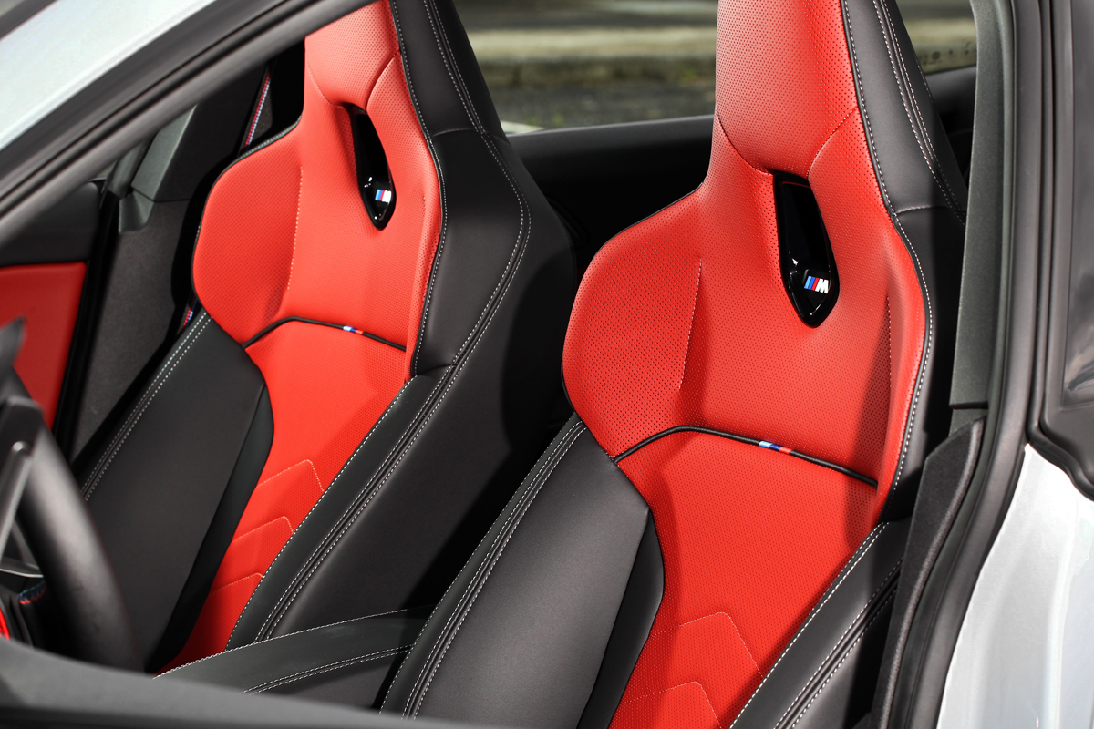 配備Veganza透氣皮質跑車座椅。