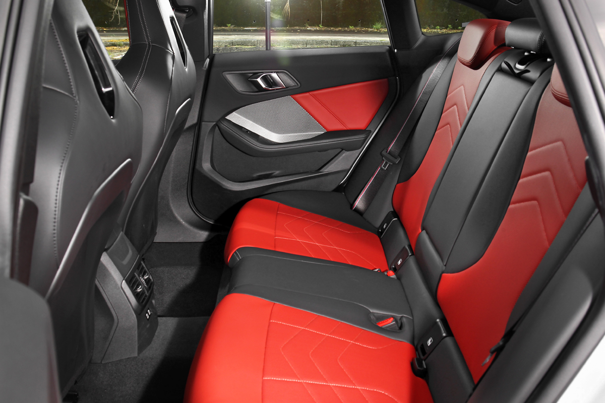 4,546mm車長與2,670mm軸距差加上四門配置，和M240i相比多了便利性。