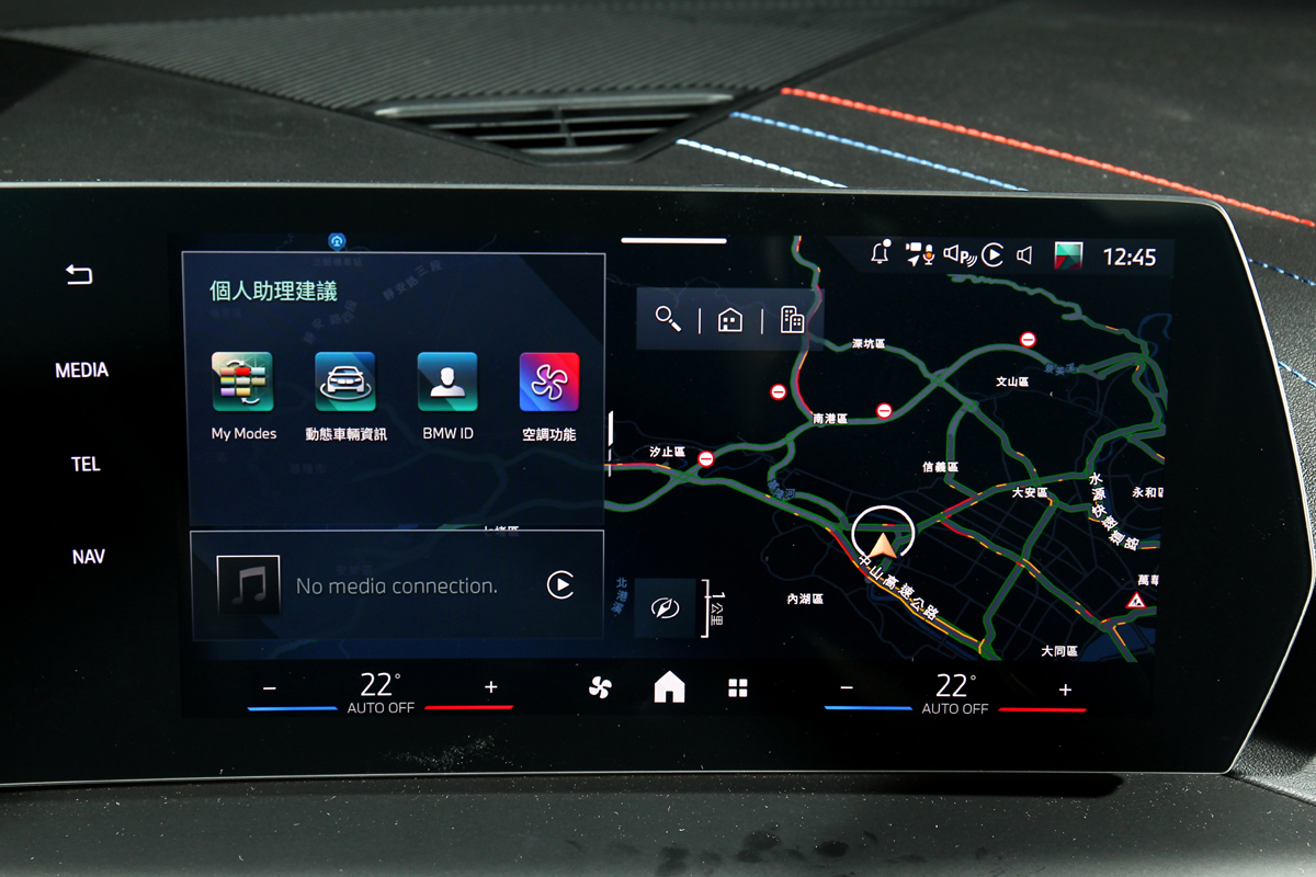配備10.7吋中控螢幕和Operating System 9系統。