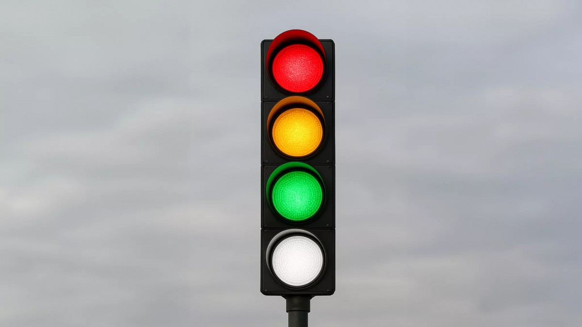 當「白燈系統」啟動後，交通號誌延遲時間可減少3.2%至94%，整體運輸效率最多提升達98.9%。