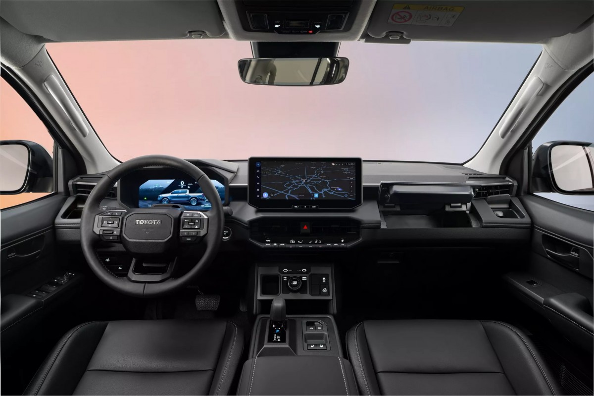 內裝大幅提升科技感與駕駛導向。中控台配置最高可達兩組12.3吋螢幕，一組作為儀表，一組作為資訊娛樂系統。