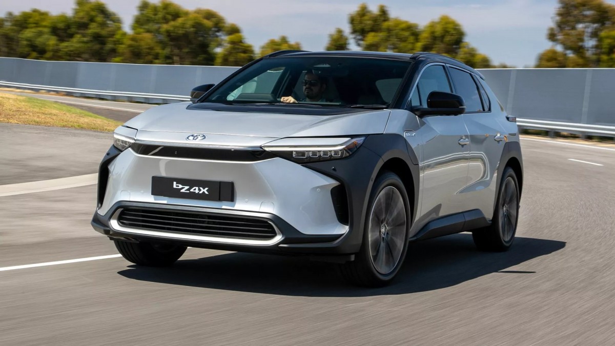 根據Toyota最新財報，公司已將截至2026年3月的全球電動車銷售預期下調10%，由原本的27.7萬輛調整至約25萬輛。