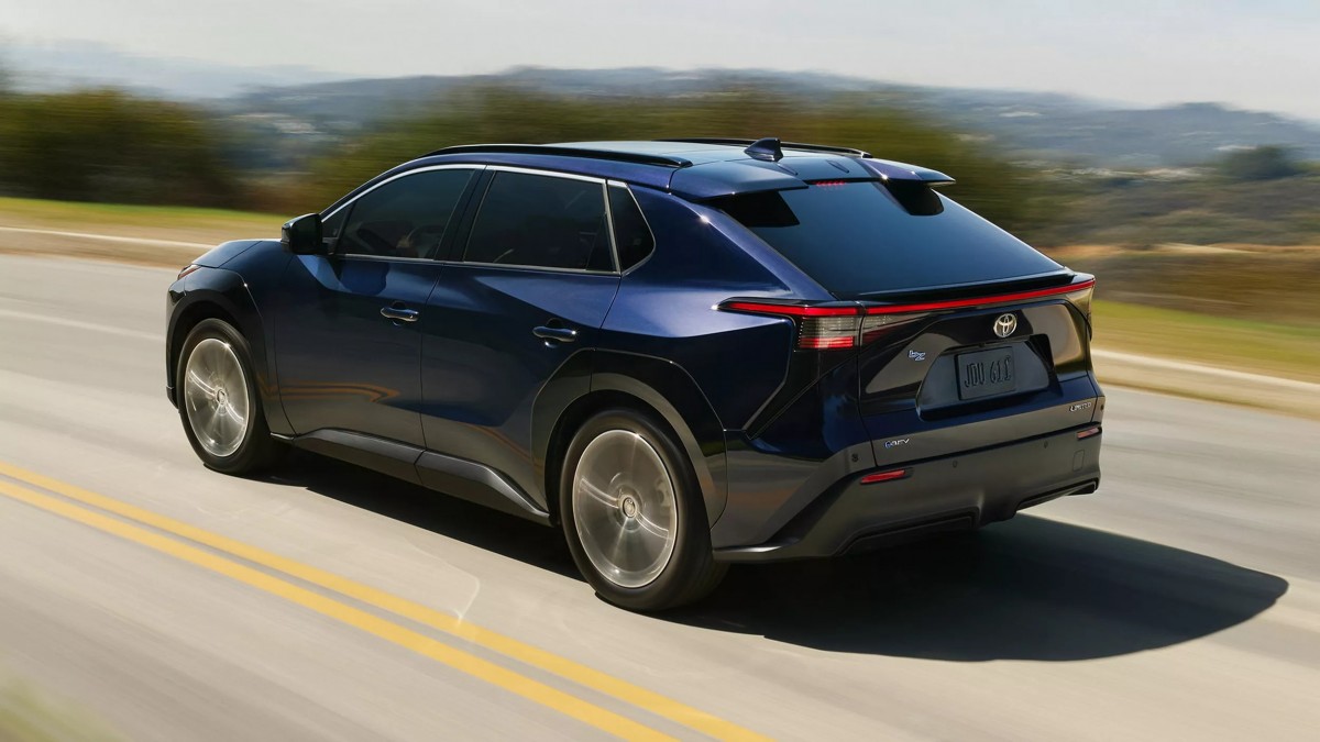 雖然未來汽車市場將會以電動車為主，但目前銷售表現不佳，因此Toyota選擇按下暫停鍵，觀察整體情勢再出發。