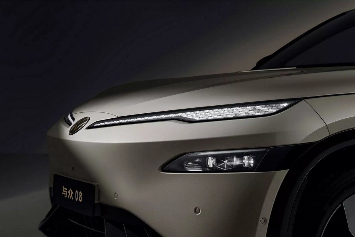 分離式的頭燈組設計是新世代車款特色，上方的日行燈展現出豪華氛圍。
