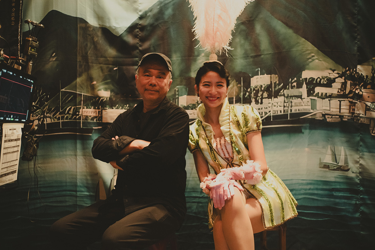 【車勢星聞】導演陳玉勳被現場重現民國40年代歌舞團的氛圍深深打動，默默在一旁落淚。圖(左)導演陳玉勳、(右)9m88〈圖/華文創 提供〉