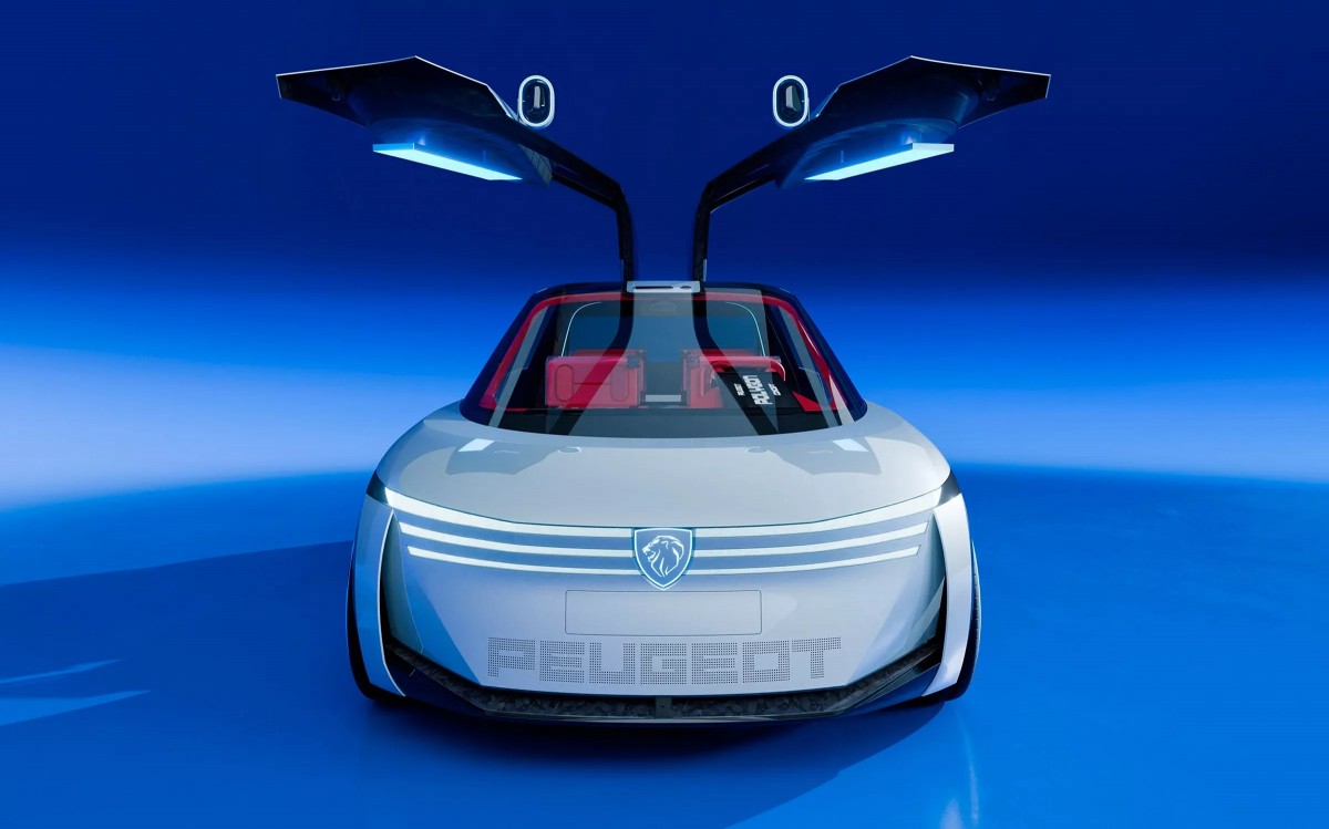 念車採用引人注目的鷗翼式車門，但實際量產版勢必將回歸傳統車門設計，以符合日常使用與成本考量。