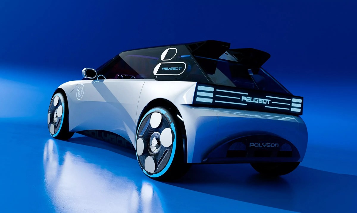 車頭與車尾皆採用水平排列的三爪式LED燈組，作為品牌新世代視覺語言的重要象徵。