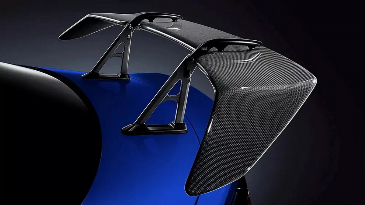 擁有可選配的碳纖維尾翼，提升下壓力與視覺張力。