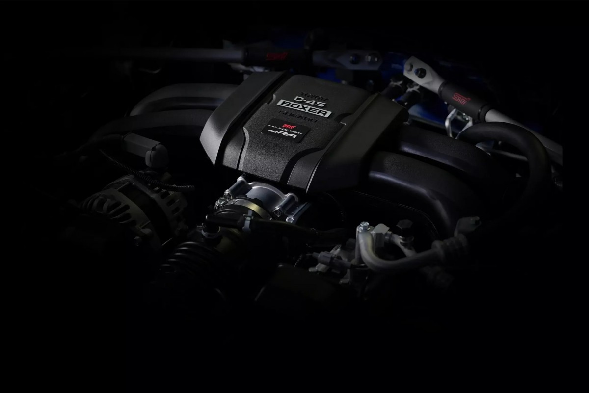 車輛核心亮點在於其代號FA24的2.4升自然進氣水平對臥引擎，內部使用與賽車相同的輕量化零件。