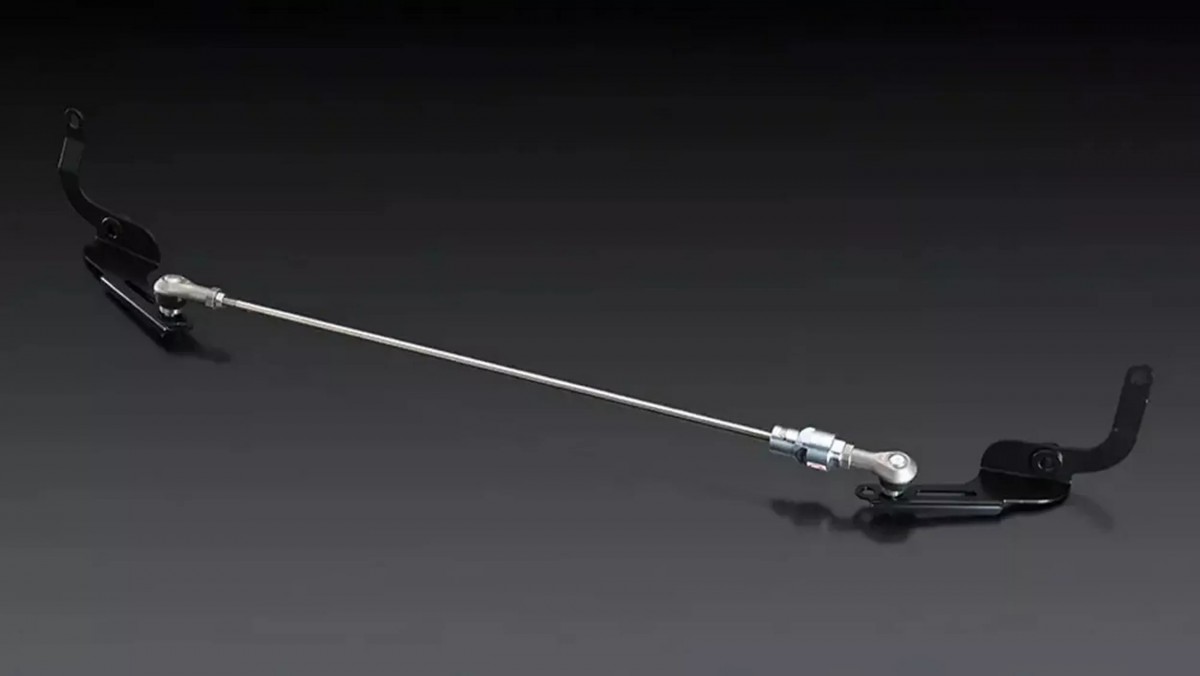 底盤方面配備ZF全新避震器、STI後懸吊補強桿。