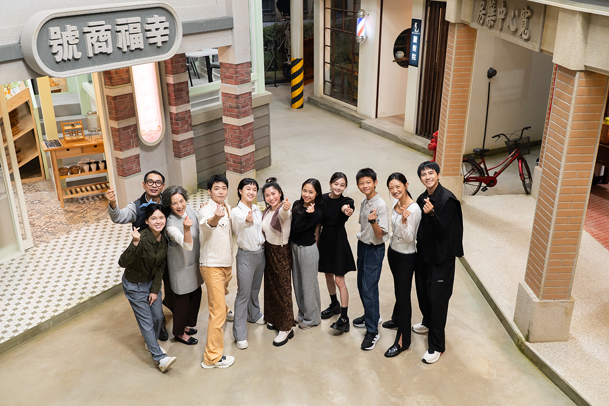 【車勢星聞】《大愛街二巷》搭建大型棚景拍攝。（圖：大愛電視提供） 