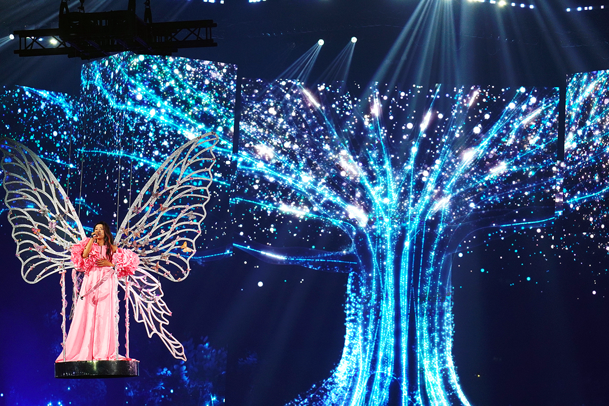 【車勢星聞】丁噹《夜遊》小巨蛋開唱，化身粉蝶光翼女神浪漫飛五米高空。（圖：車勢星聞）