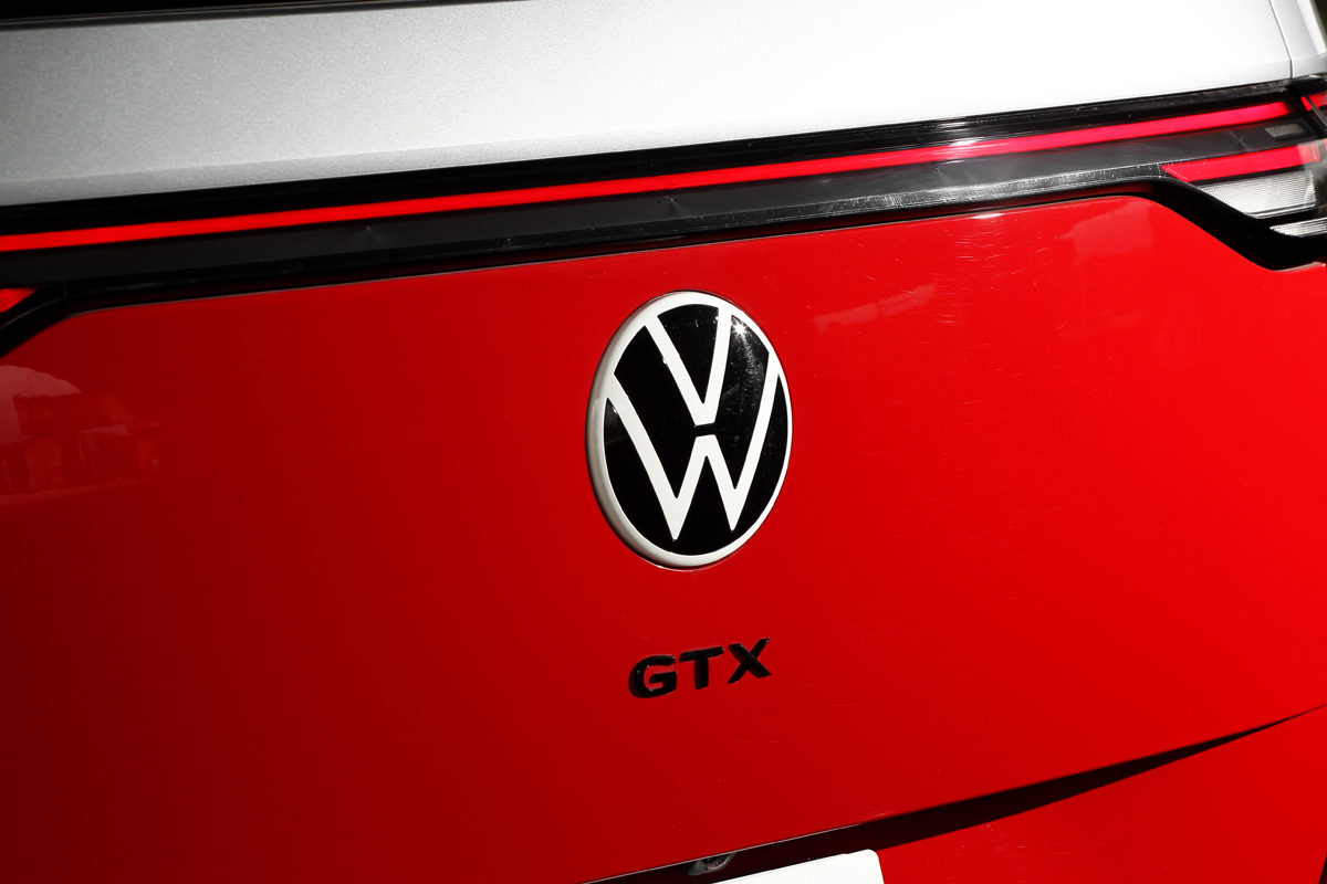 前門和尾門附有色GTX銘牌。