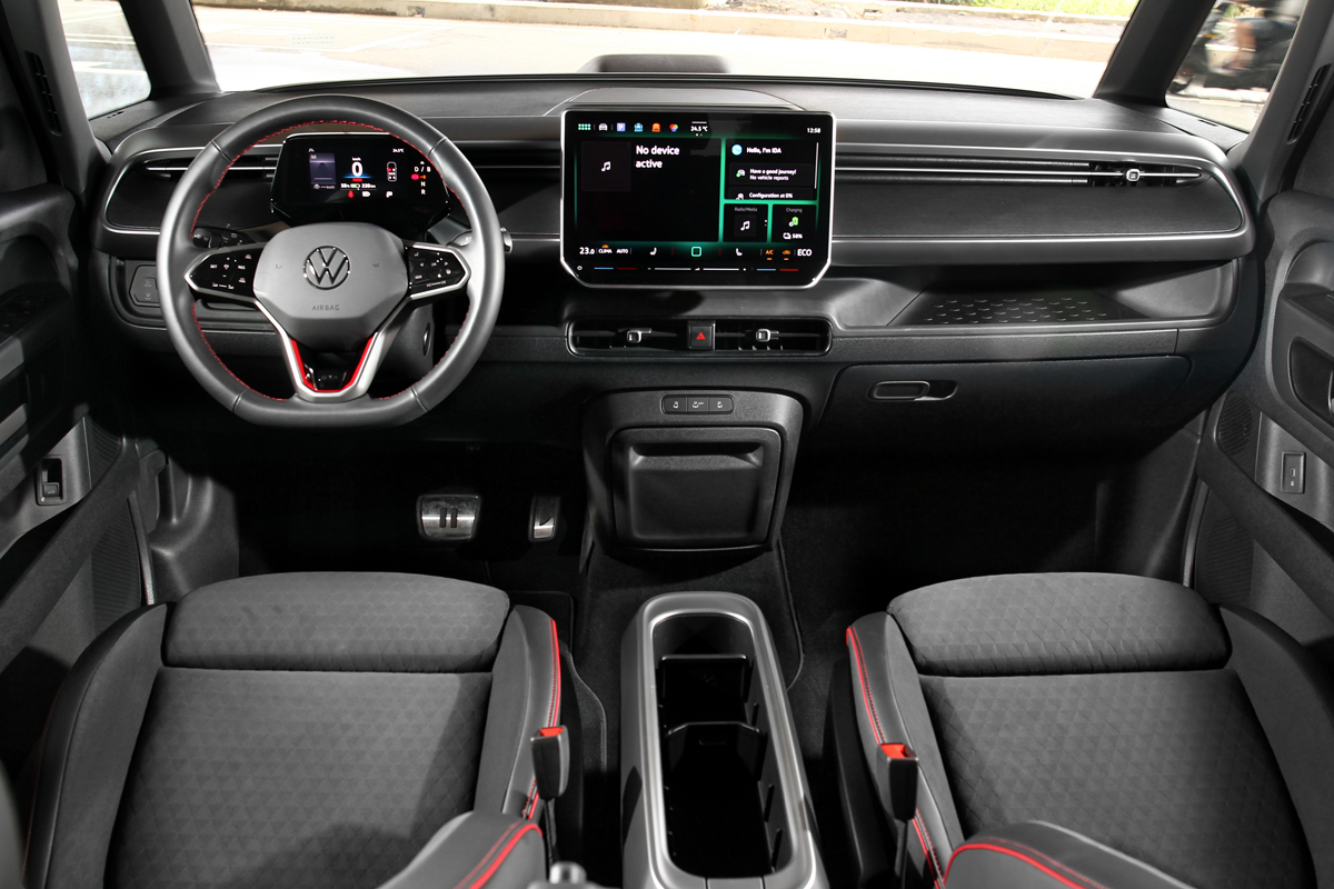 座艙配色改採黑色配置。