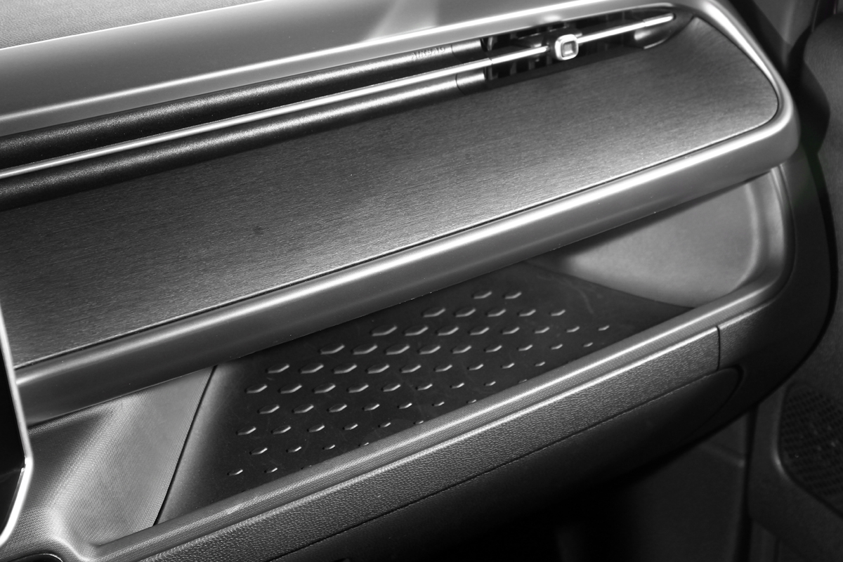 飾板換成Dark Woodgrain Optic木紋樣式。