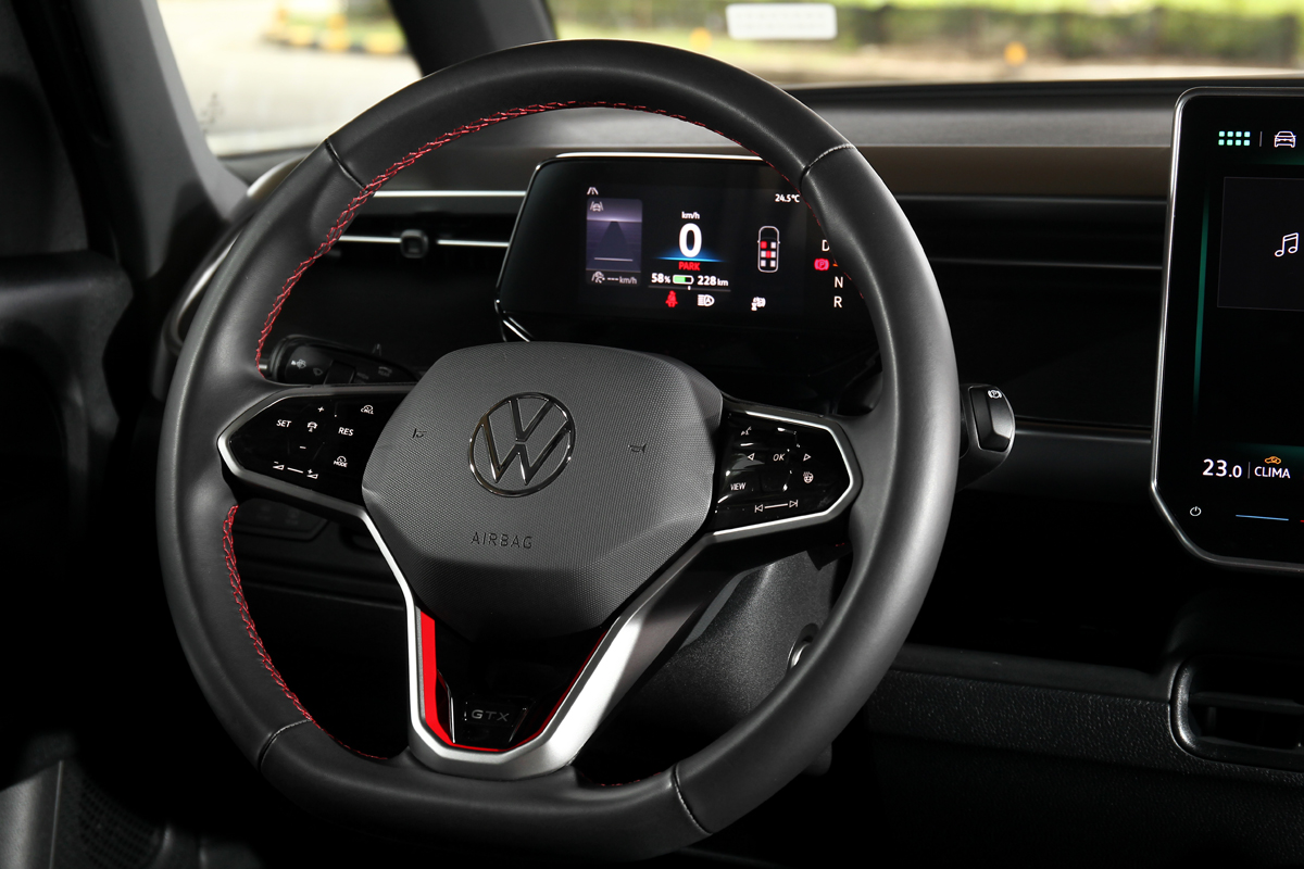 方向盤也加入紅色縫線來營造運動氛圍。