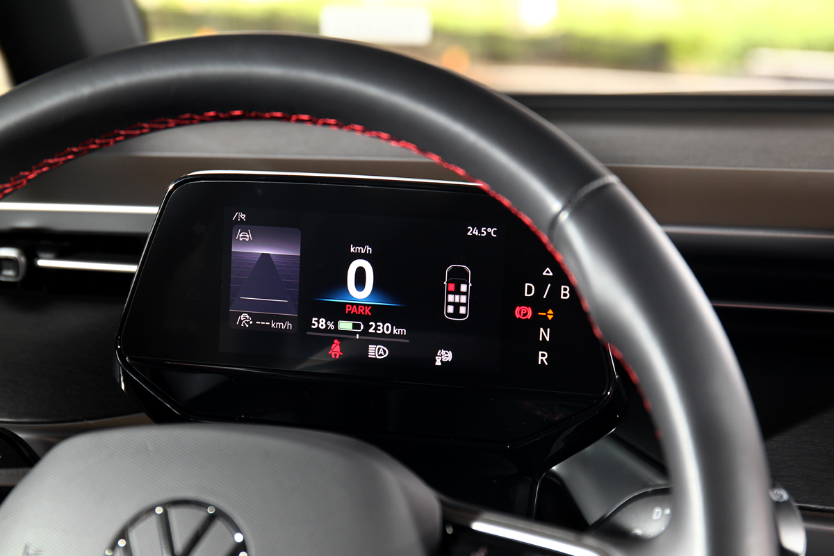 5.3吋數位儀表在使用上也算夠用。