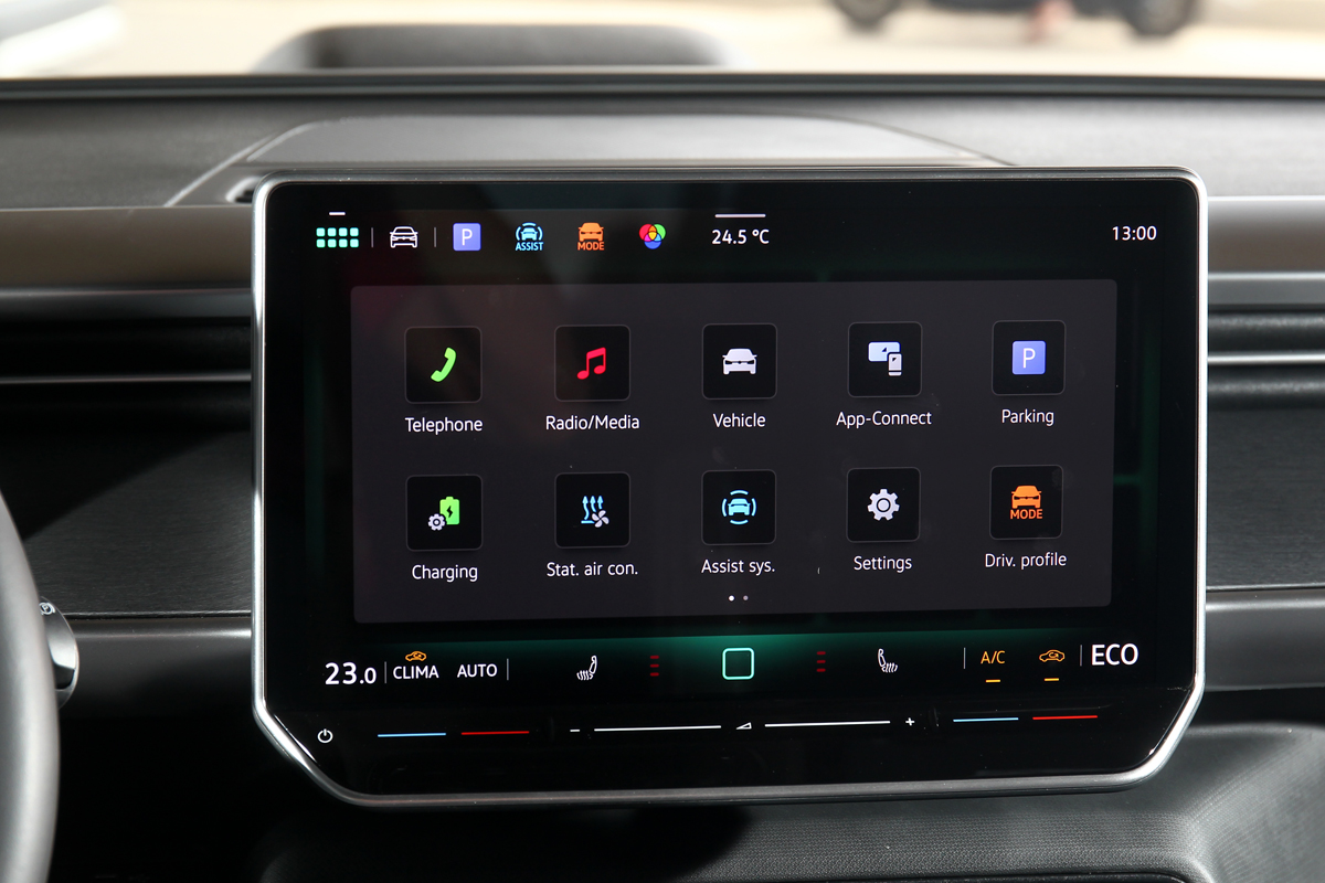 一樣配備12.9吋中控螢幕。