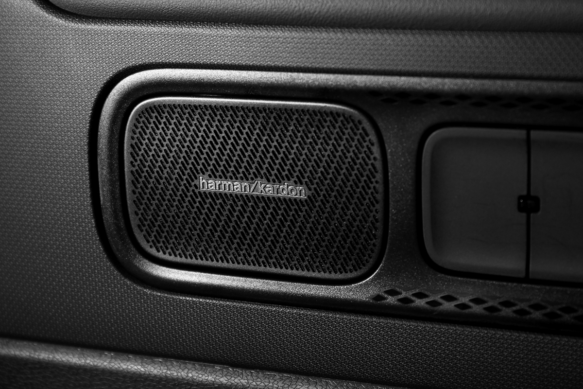 配備Harman Kardon音響與13支揚聲器。