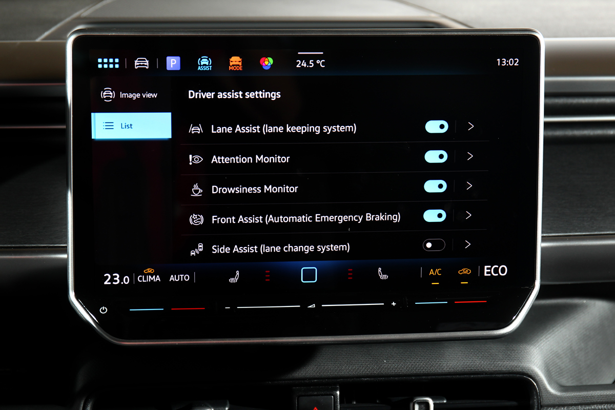 主動式車距調節巡航、車道維持、駕駛注意力警示等系統，不用說當然有配備。