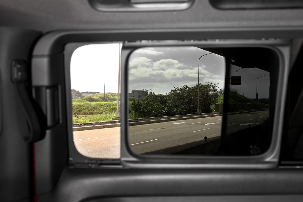 後座配備電動側滑窗。