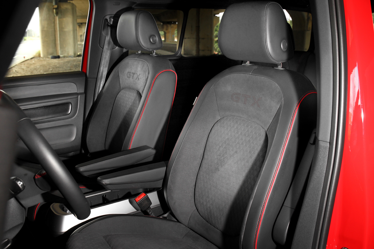 改採GTX Premium專屬ArtVelours絲絨/皮質座椅。