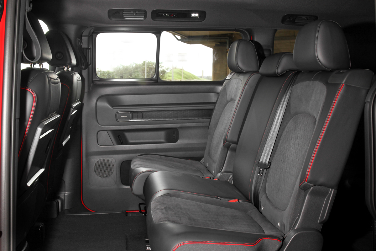 後座同樣具備椅背與前後可調。