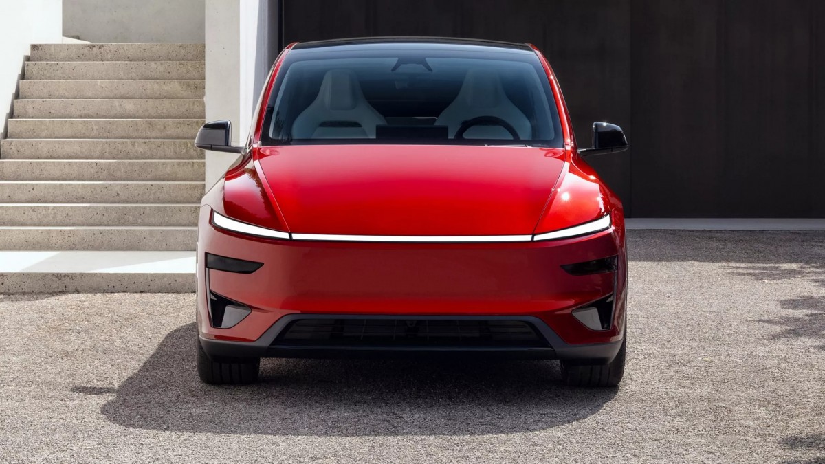 Elon Musk一直強調Tesla的軟體系統是「自給自足」的，並多次公開表示Apple CarPlay與Android Auto「畫蛇添足」。