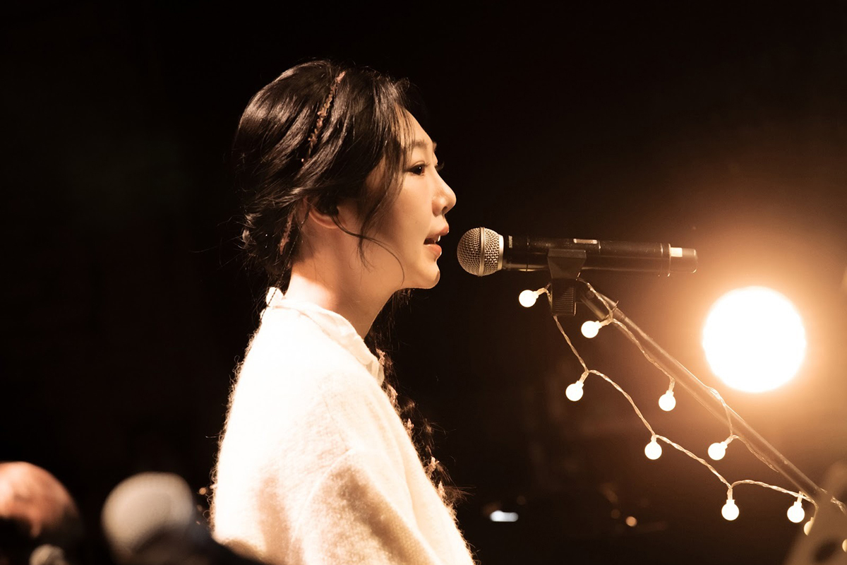 【車勢星聞】洪安妮推出新單曲〈無大志〉，「演唱會升級」只為歌迷舒服坐著聽。（圖：Legacy提供） 