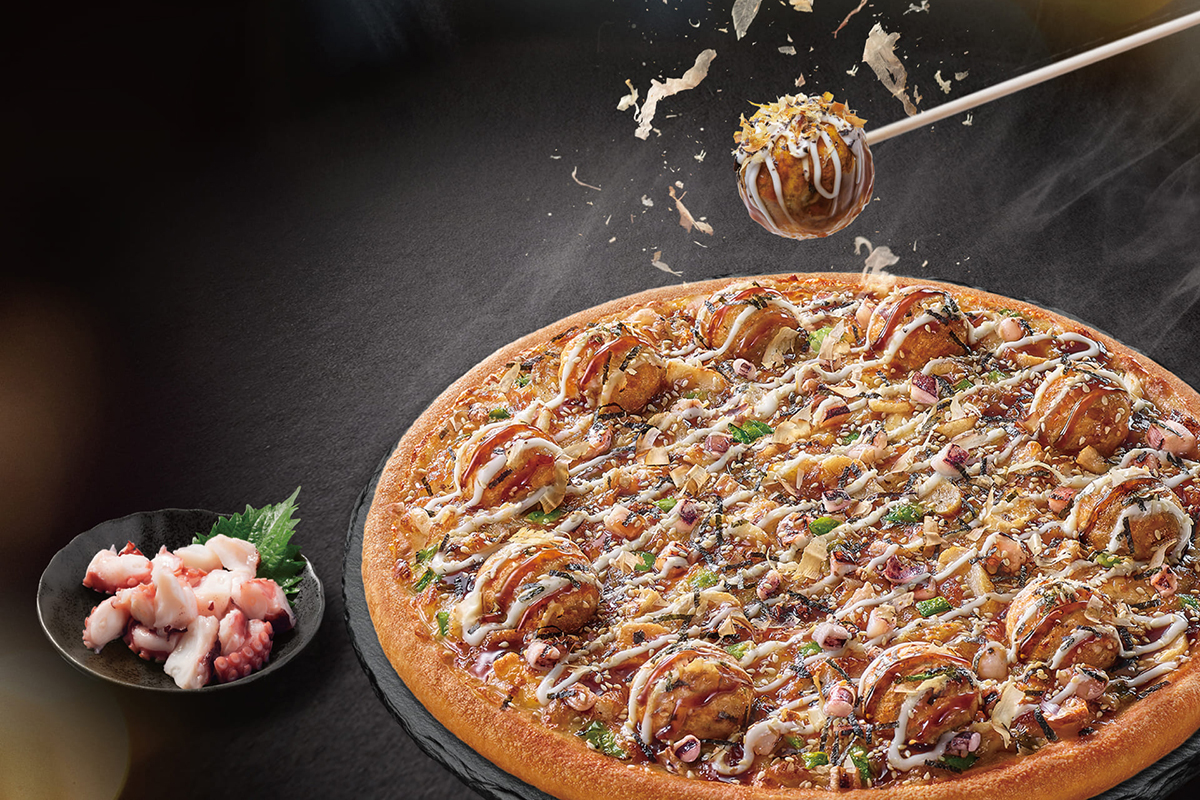 必勝客「丸勝日式章魚燒比薩」整顆章魚燒加到比薩上。（示意圖：品牌提供）