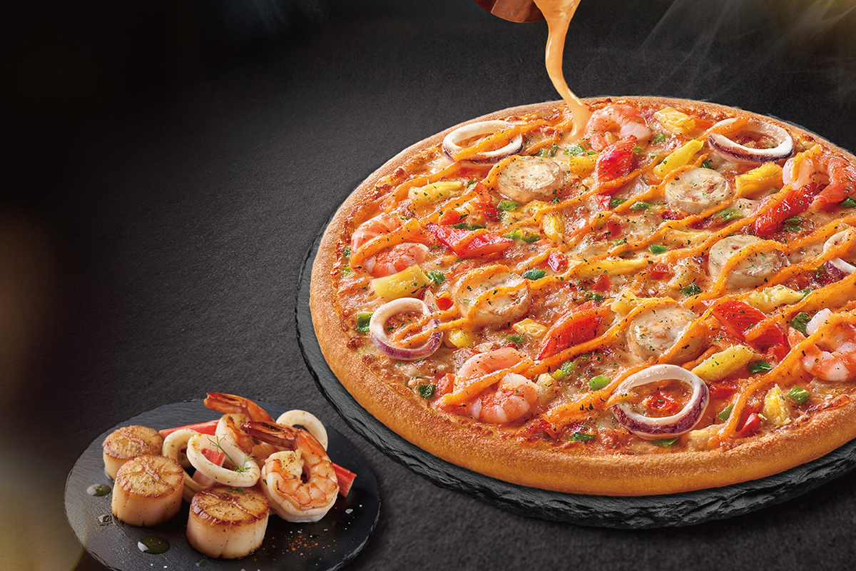必勝客「千島海鮮盛宴比薩」極選干貝、鮮嫩大蝦全出動。（示意圖：品牌提供）