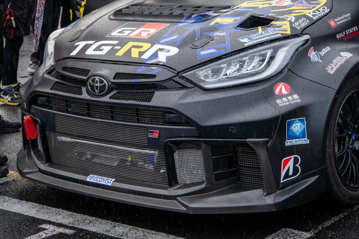 這輛車仍面臨高強度使用下的散熱挑戰，Toyota為此特別加裝大型側進氣口與通風孔，以強化冷卻效率。