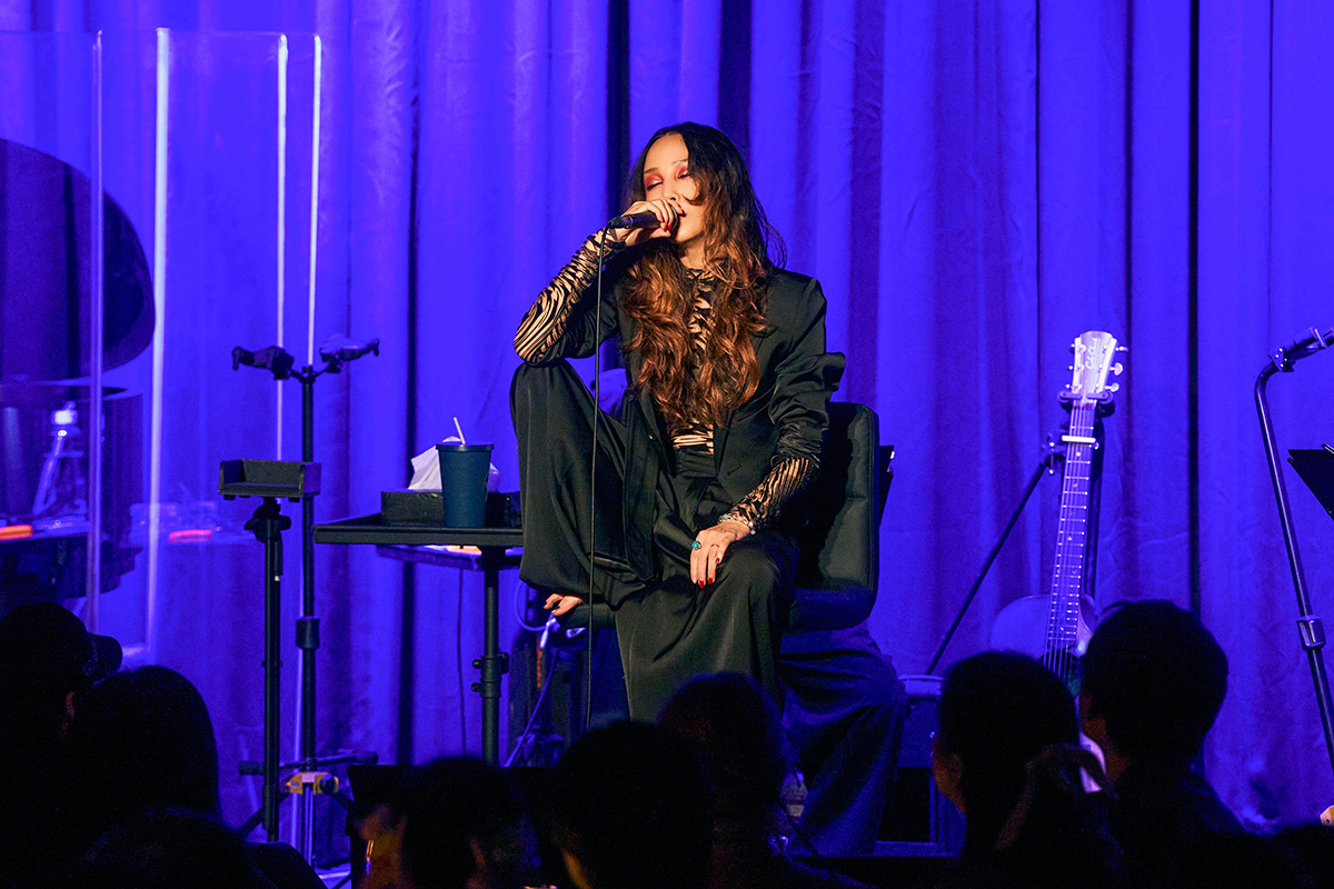 【車勢星聞】中島美嘉自己最愛的歌獻唱。她光著腳、整個人蜷縮在椅子上，把脆弱與細膩唱得無比赤裸，全場安靜到一根針掉在地上都聽得見。(照片提供：Billboard Live TAIPEI)