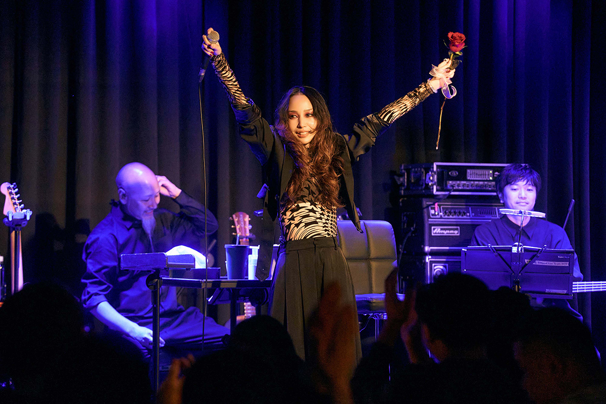 【車勢星聞】中島美嘉再次登場時手拿一朵紅玫瑰。(照片提供：Billboard Live TAIPEI)