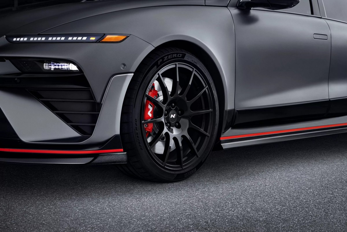 輪圈部分則換上20吋鍛造鋁圈，相較標配空力圈減輕1.5公斤簧下重量。