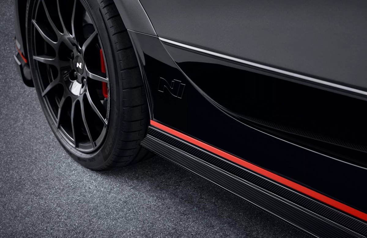 該套件還包含更突出的前下擾流板、側裙與後擴散器，皆採用裸露碳纖維設計。