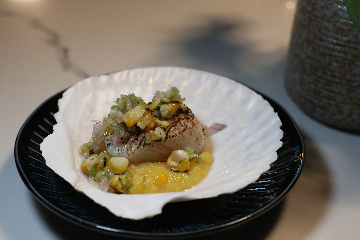 夏花餐室雙廚四手餐會-「炙燒干貝與食茱萸/烤玉米/玉米味噌」。（示意圖）