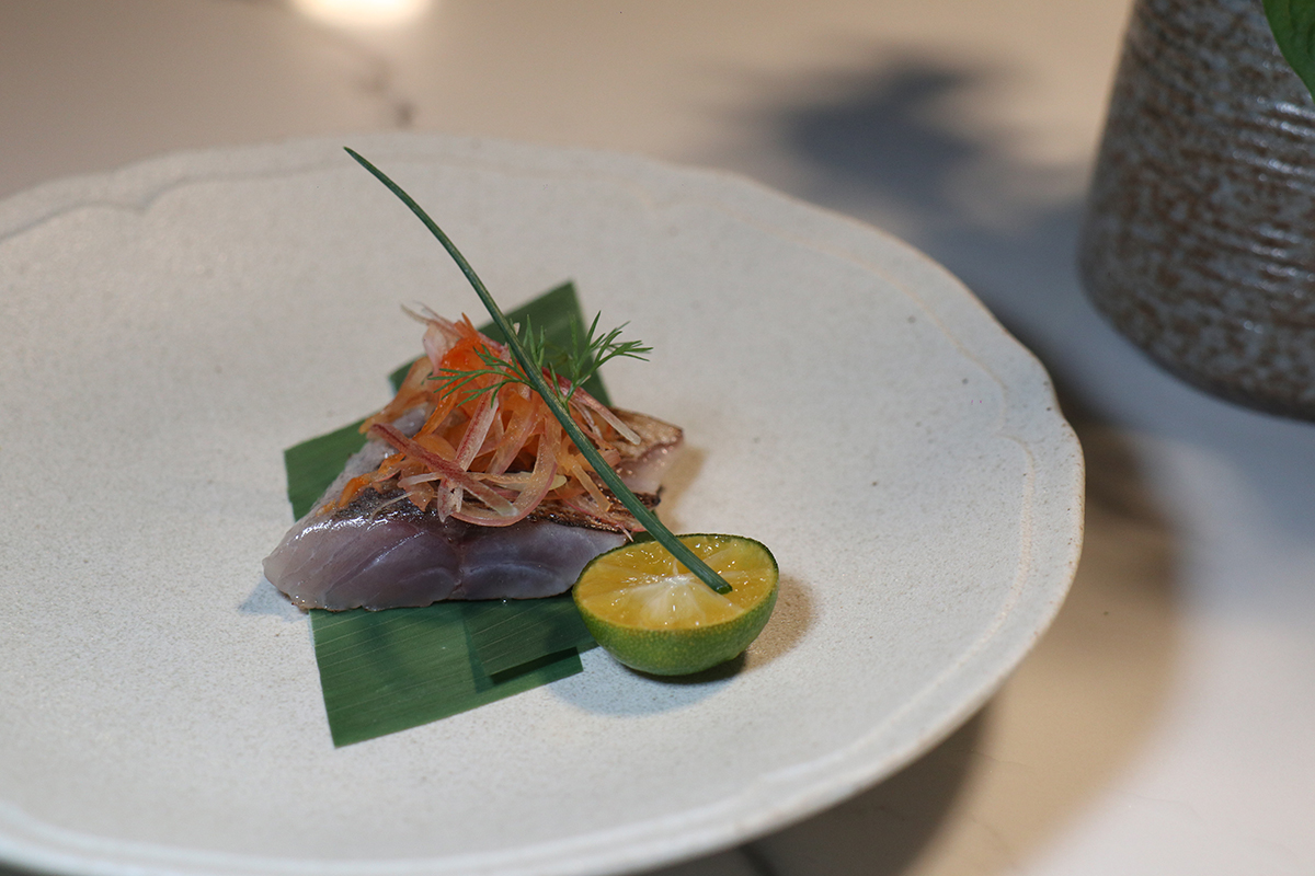 夏花餐室雙廚四手餐會-煙燻漬鯖魚/草莓醋/米麴辣椒。（示意圖）