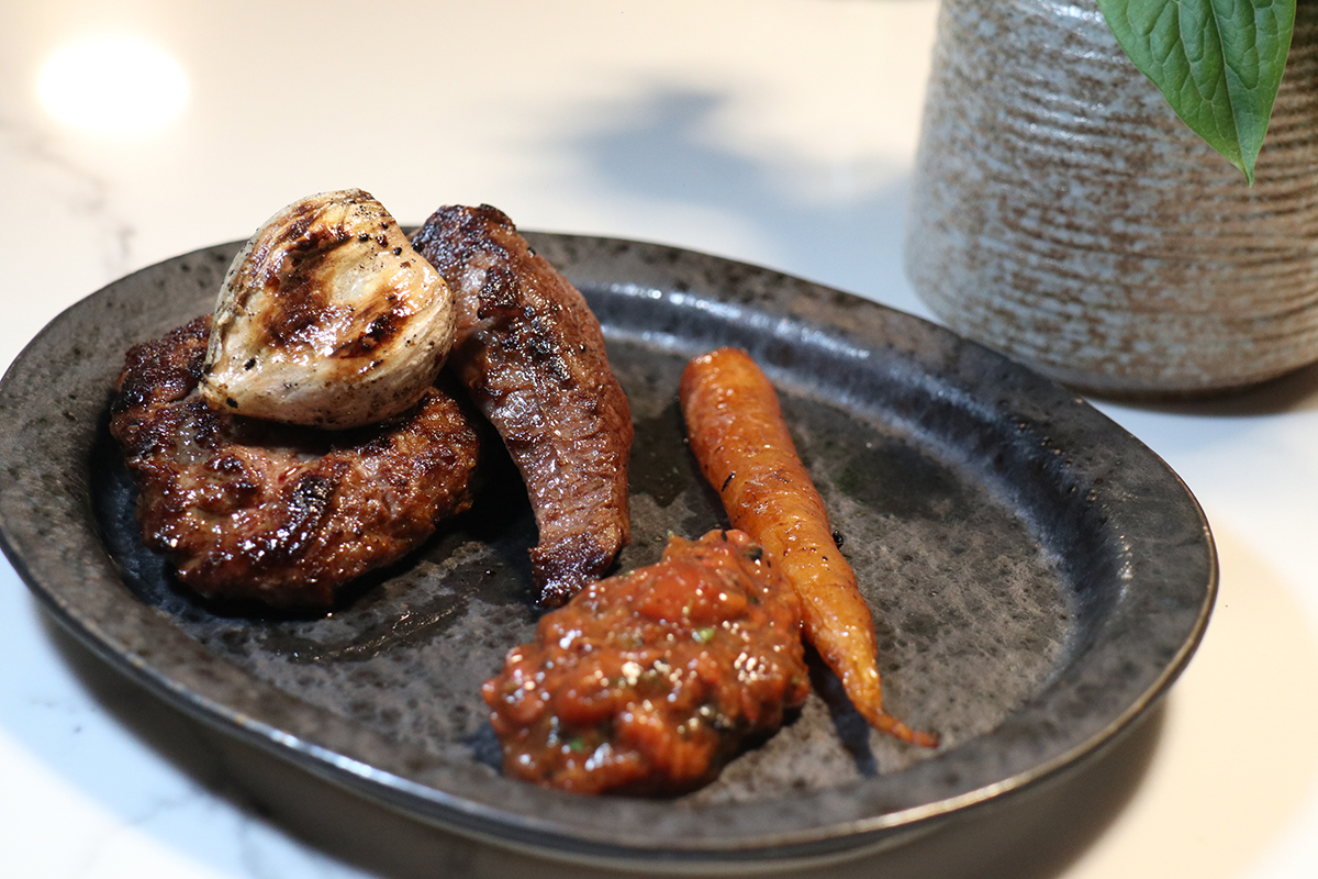 夏花餐室雙廚四手餐會-澳洲有機菲力牛排/烤蒜/樹蕃茄刺芫荽醬。（示意圖）