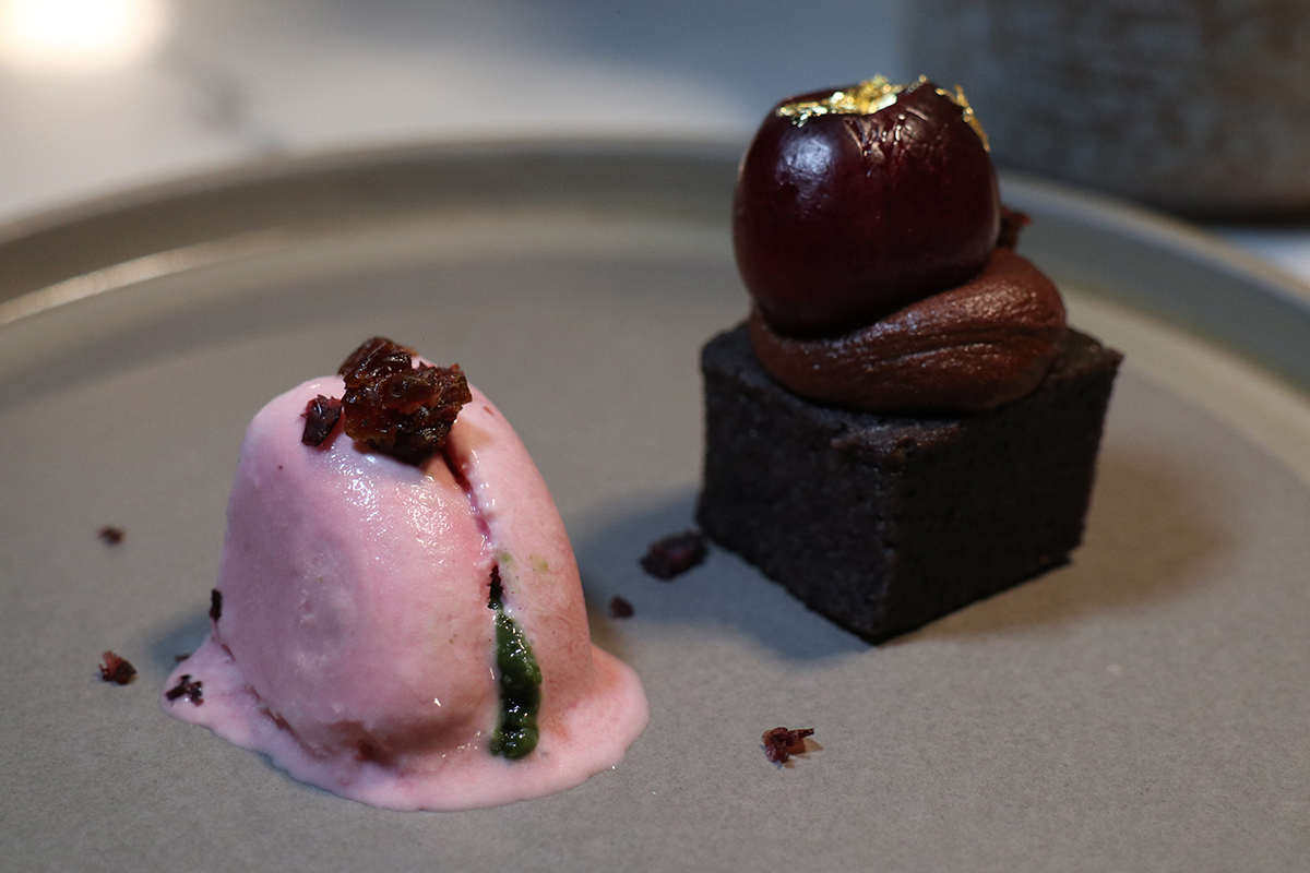 夏花餐室雙廚四手餐會-甜點拼盤 (巧克力紫米蒸糕/玫瑰檳榔葉雪糕)。（示意圖）