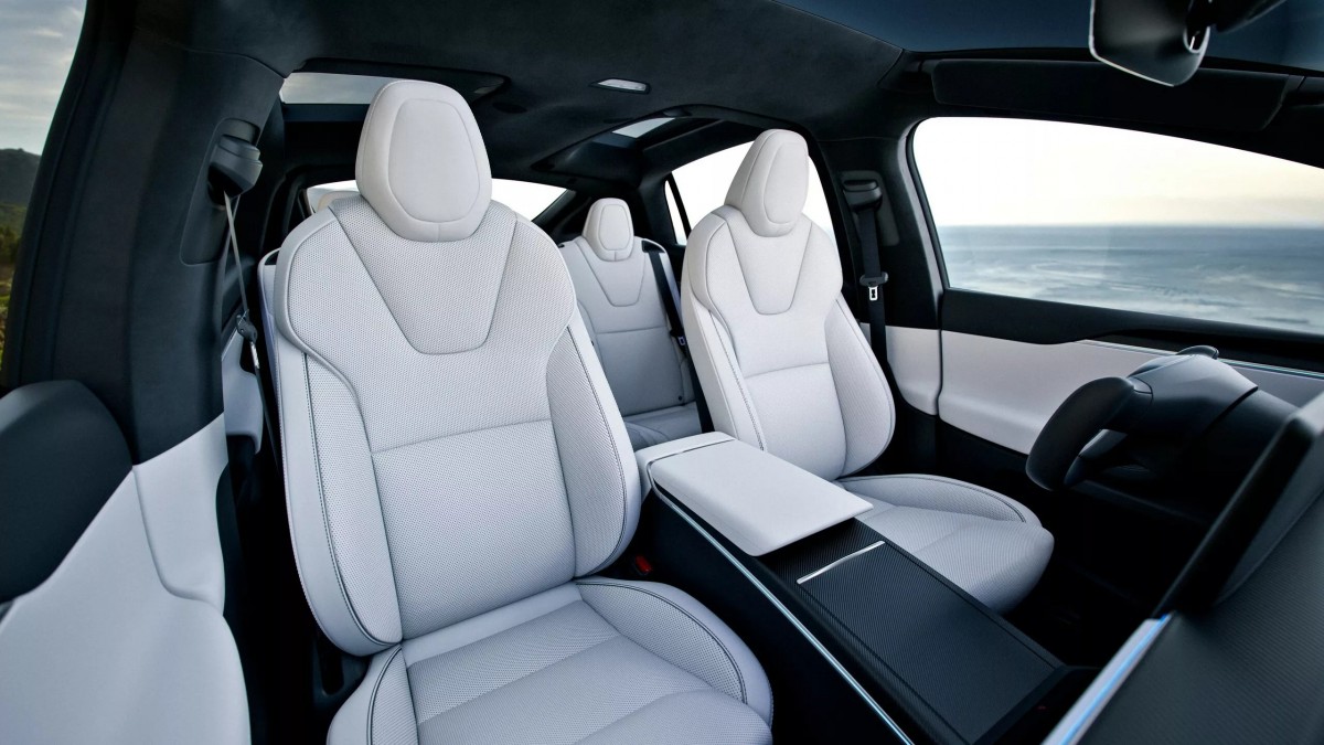 最新款Model X的內裝得益於更薄的內裝用料與將氣囊整合至頂篷的創新設計，成功再減重約36公斤。