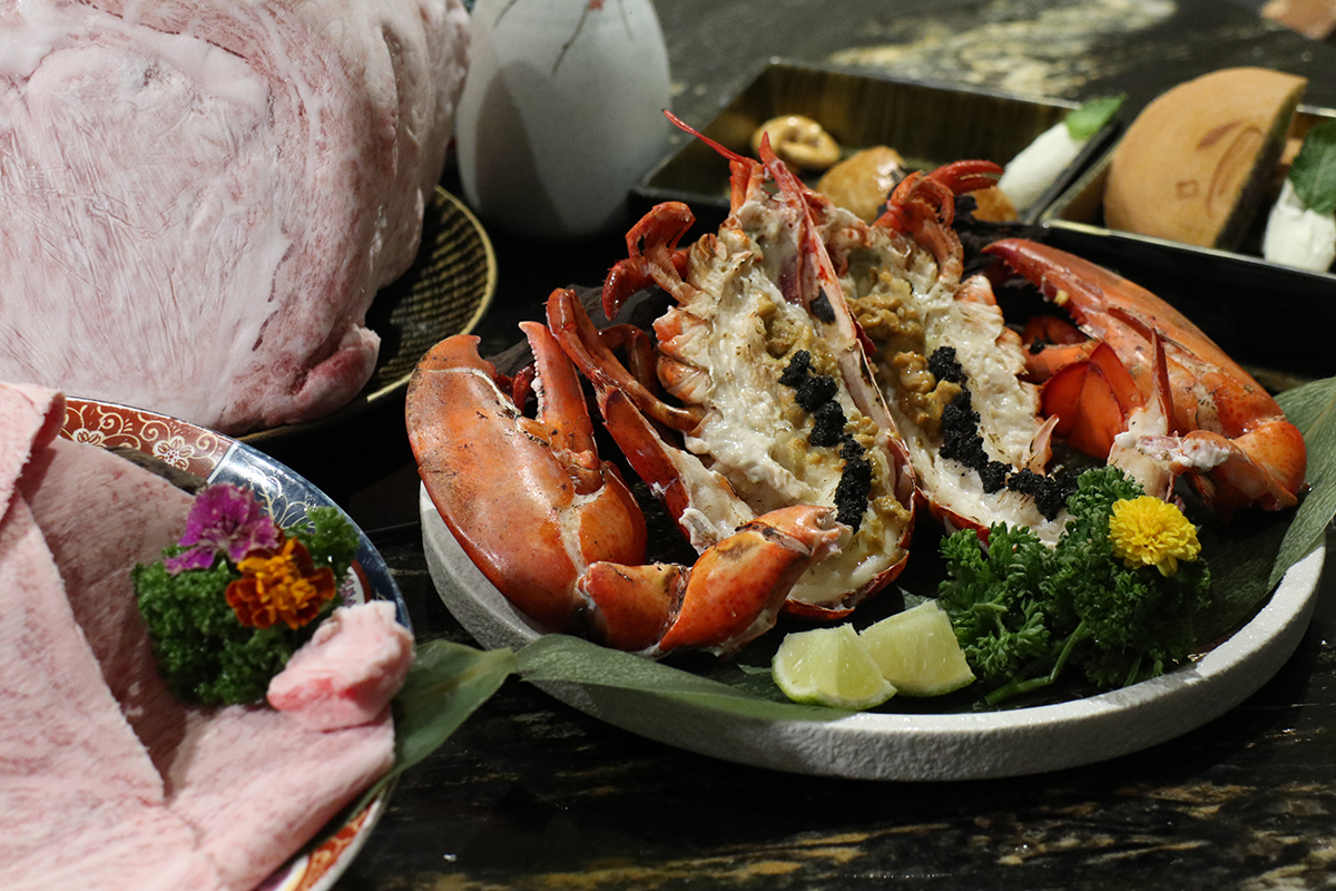 「橋山•壽喜燒」松露香焰龍蝦。（示意圖）