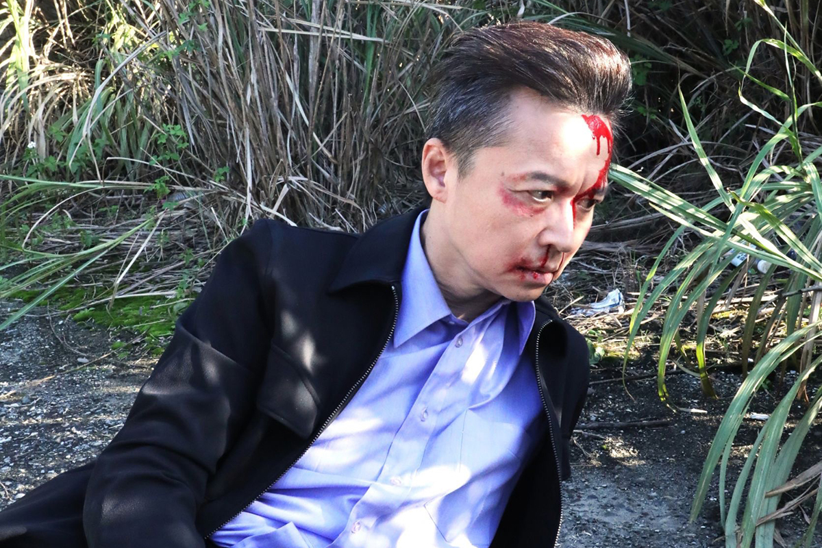 【車勢星聞】何豪傑滿臉枇杷膏，一邊拍戲一邊與蒼蠅搏鬥。（圖：民視提供） 