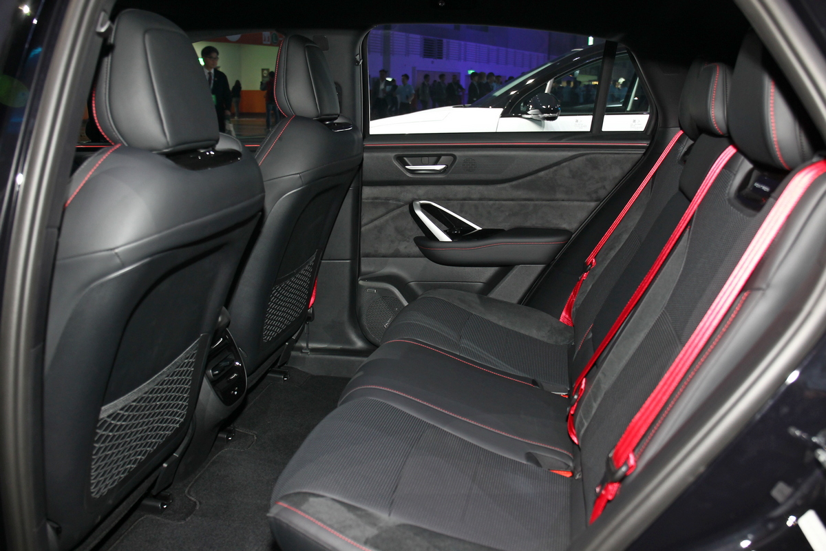 2,800mm軸距和後座設定提供寬敞舒適的乘坐表現。