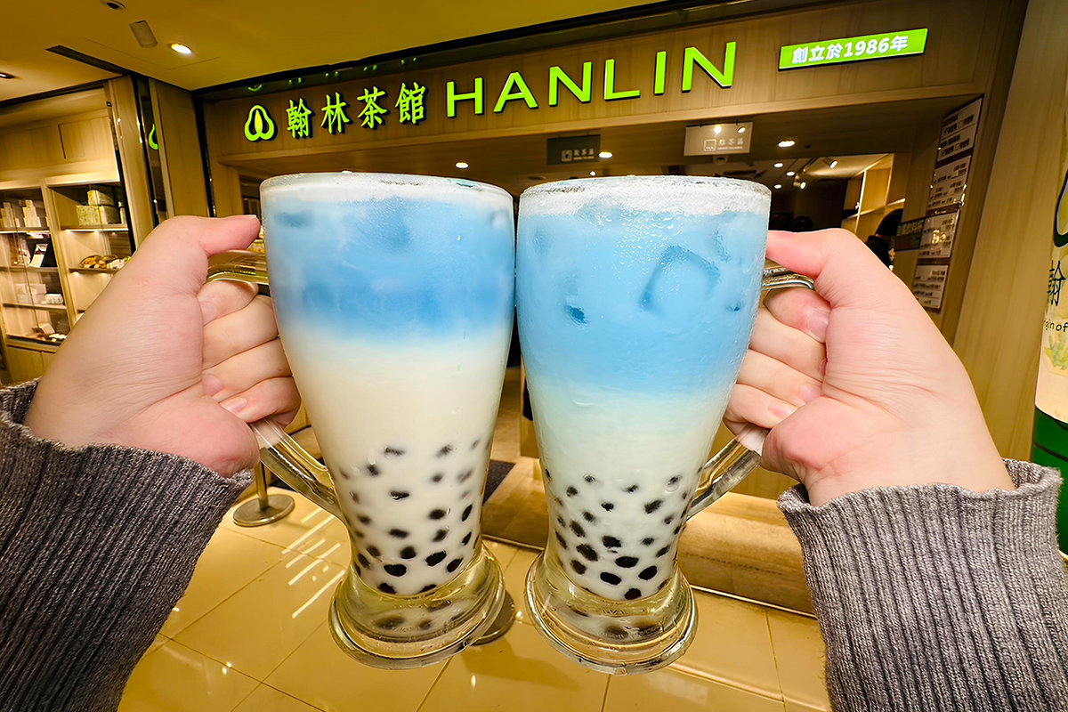 翰林茶館推出夢幻藍色系飲品限時登場，憑TWICE演唱會門票加碼免費喝。（示意圖：品牌提供）