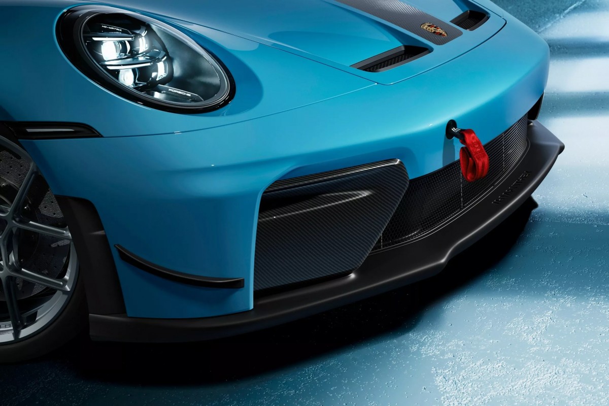 GT3換上全新設計的前保桿，包含更具導流效果的進氣口與碳纖維導風翼，搭配重新設計的前下擾流板。