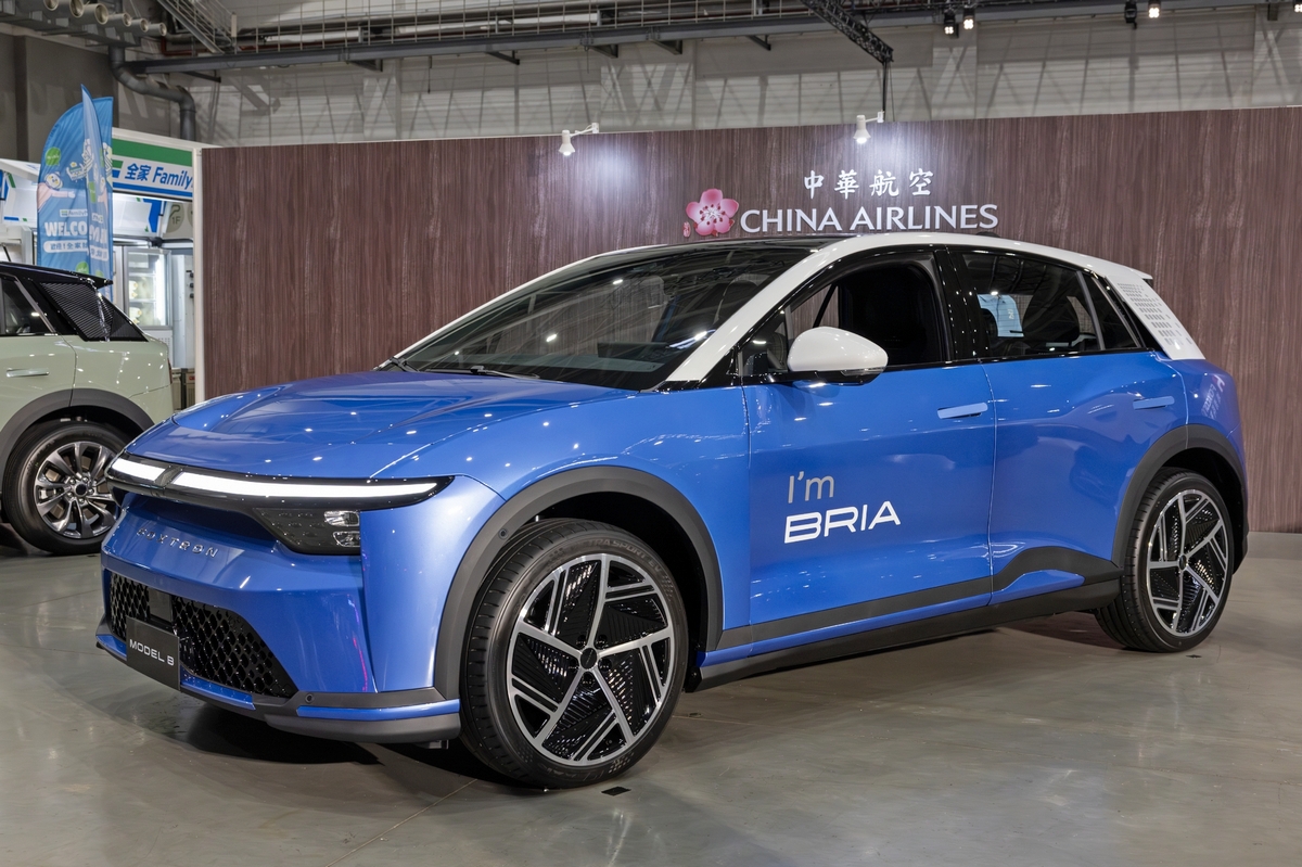 1/2開放民眾進場參觀，展示的Model B就在車身和前廂蓋貼上「I’m Bria」字樣。