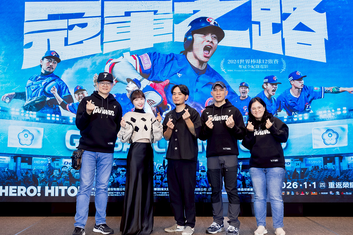 （左起 ）監製張永昌、峮峮、楊大正、導演龍男・以撒克・凡亞思、監製黃瓀潢合影。／圖 牽猴子 提供