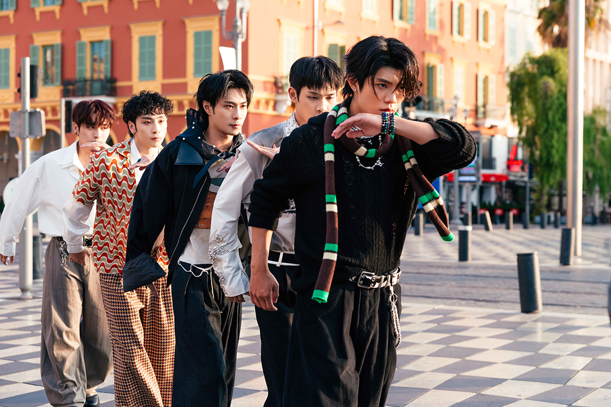 【車勢星聞】左起承隆、家齊、MAX、浦洋、峻廷飛行9900公里前進南法拍新歌MV。 （華納音樂提供）